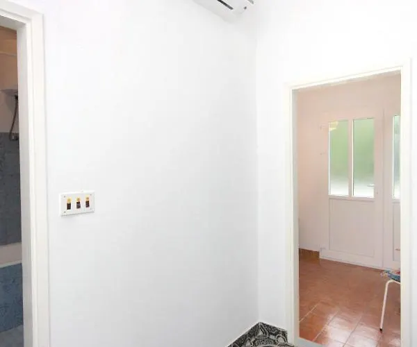 Апартаменты With A Parking Space Hvar - 5719